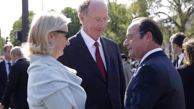 Yves de Gaulle et son épouse, avec François Hollande, le 8 mai 2016, aux cérémonies de la victoire des Alliés.