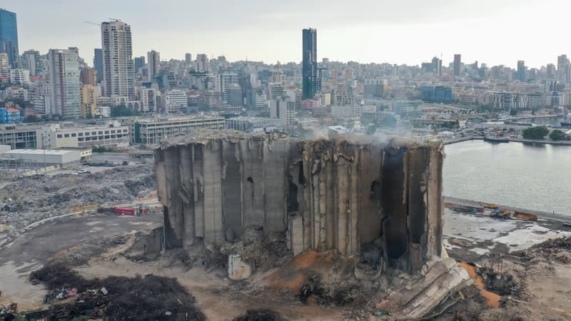 Deux ans après l'explosion du port de Beyrouth, des silos à grains s'effondrent à cause d'un incendie