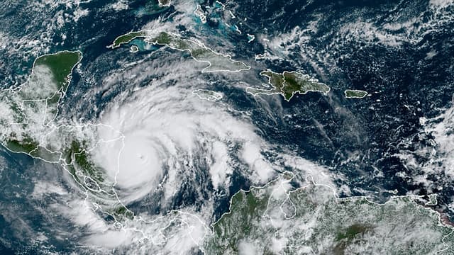 Cette image satellite RAMMB / NOAA montre la tempête tropicale Iota le 16 novembre 2020 à 14h40 UTC à l'approche de l'Amérique centrale.