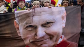 Manifestation à Varsovie, en Pologne, pour le pape Jean-Paul II, le 2 avril 2023