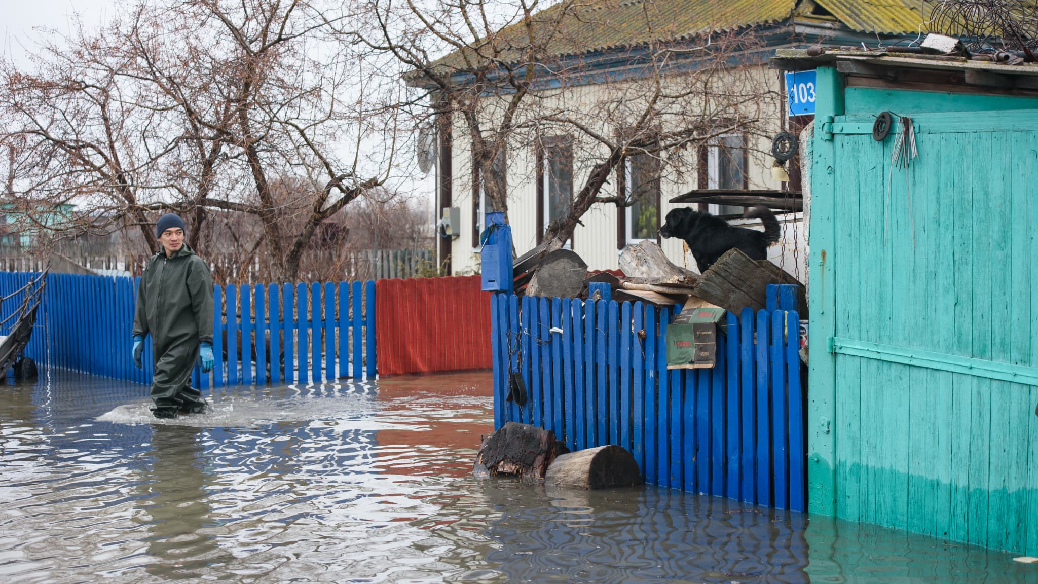 Un habitant de Petropavl (Kazakhstan), les pieds dans l'eau à cause de violentes inondations, le 10 avril 2024.