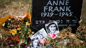 Plaque commémorative en hommage à Anne Frank, sur le site du camp de concentration de Bergen-Belsen, en Allemagne