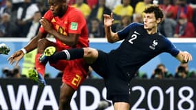 Batshuayi en duel avec Pavard lors de France-Belgique en 2018