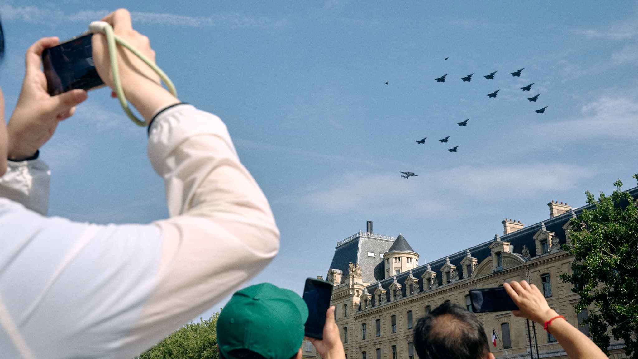 12 Rafale Marine ainsi que 1 E-2C Hawkeye, avion de guet aérien et de commandement, en formation "ancre marine" le 14-Juillet 2026.