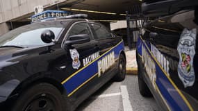 Des voitures de police devant le commissariat central de Baltimore, aux États-Unis (photo d'illustration). 