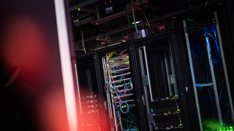 "Quand l'usine Eurocopter était là, il y avait 700 emplois, là, il y en a 36 sur la même surface": les investissements sont colossaux mais les emplois très peu nombreux dans ces data centers qui pullulent en France