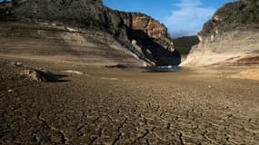 La terre craquelée en Espagne signe du réchauffement climatique (ILLUSTRATION)