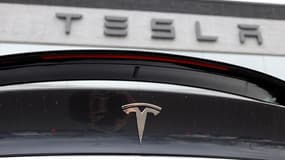 Un logo sur un véhicule de la marque Tesla 