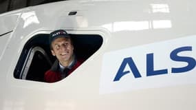 Emmanuel Macron lors d'une visite le 28 mai 2015 aux installations d'Alstom à Belfort