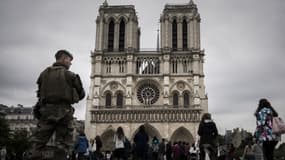 Un soldat français devant Notre-Dame de Paris le 14 mai 2017.