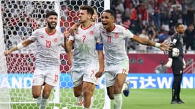 L'attaquant Youssef Msakni célèbre un but inscrit face à Oman