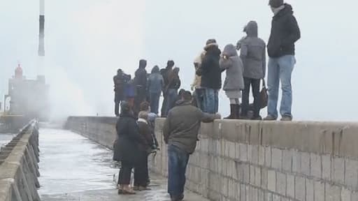 La première tempête d'automne va frapper dans la nuit, puis lundi, douze départements du nord-ouest de la France, placés en alerte orange.