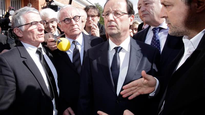 François Hollande devant l'établissement scolaire juif Ozar Hatorah de Toulouse, lundi. Le candidat socialiste à la présidentielle, qui a mis sa campagne entre parenthèses, a prôné mardi "l'union de tous les Français face à l'agression" après la série de