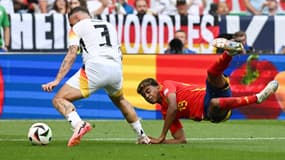 L'Allemand David Raum remporte un duel face à Lamine Yamal lors de Allemagne-Espagne à l'Euro, juillet 2024
