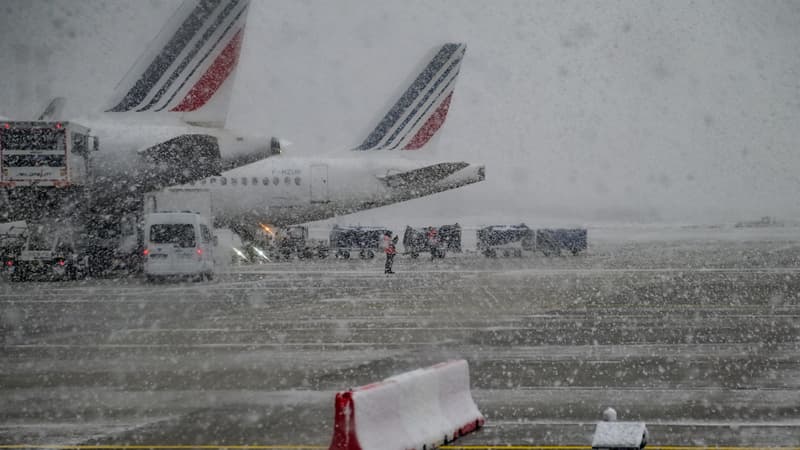 INFO BFMTV. Episode neigeux en France: les compagnies aériennes vont diminuer leurs vols de 15%