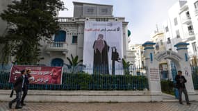 Une bannière placardée sur le local du Syndicat national des journalistes montre un Saoudien de dos, une tronçonneuse à la main, le 26 novembre, à Tunis. 