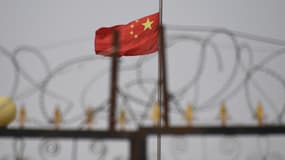 Le drapeau chinois flotte au-dessus d'un bâtiment à Yangisar, dans la province du Xinjiang en Chine, le 4 juin 2019