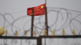 Le drapeau chinois flotte au-dessus d'un bâtiment à Yangisar, dans la province du Xinjiang en Chine, le 4 juin 2019. PHOTO D'ILLUSTRATION