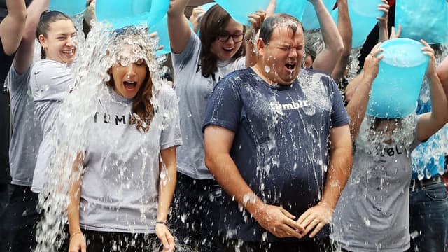 Des participants au Ice bucket challenge à New York.