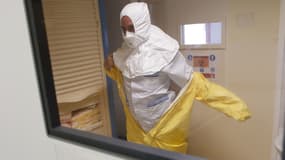 Une infirmière militaire revêt la tenue de protection contre le virus Ebola, à l'hôpital Bégin, à Saint-Mandé, le 4 septembre 2014.