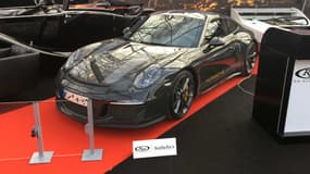Cette Porsche 911R est la seule en France à disposer d'une peinture sur échantillon gris ardoise. Elle estimée aux enchères au double de son prix d'achat neuve... il y a 2 mois!