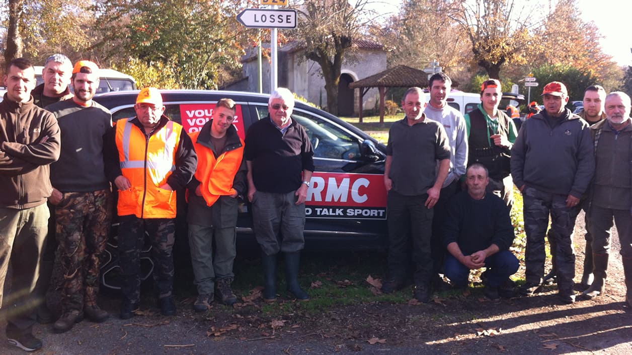 Les chasseurs landais prennent la pose avec la voiture RMC de Marie Régnier. Les chasseurs landais prennent la pose avec la voiture RMC de Marie Régnier.