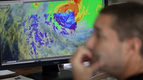 Un prévisionniste de Météo-France observe le cyclone Batsirai, à Saint-Denis de la Réunion, le 2 février 2022 (phot d'illustration)
