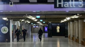 Des policiers patrouillent gare de Lyon à Paris le 3 février 2024 après une attaque à l'arme blanche.
