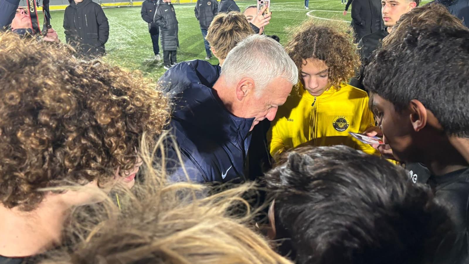 Didier Deschamps s'offre une séance d'autographes avec de jeunes joueurs de Cap-d'Ail, le 28 janvier 2025