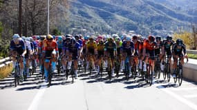 Les coureurs du peloton lors de la huitième étape de Paris-Nice 2023