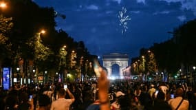 Des supporters du Paris Saint-Germain célèbrent la victoire du PSG lors de la finale de la Ligue des champions de l'UEFA entre le Paris Saint-Germain (PSG) et l'Inter Milan à Munich, sur l'avenue des Champs-Élysées à Paris, le 31 mai 2025.