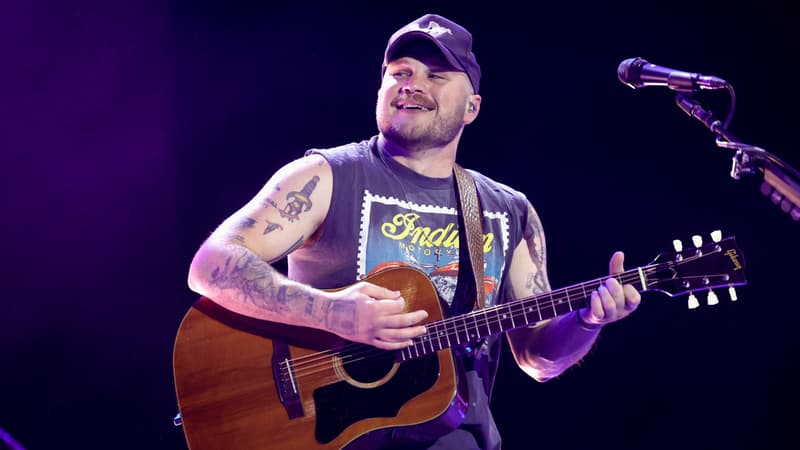 Zach Bryan se produit sur la scène T-Mobile Mane lors du festival Stagecoach 2025, le 25 avril 2025 à Indio, en Californie.