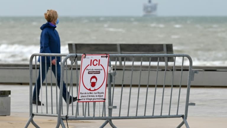 Le bord de la mer à Calais avec une inscription sur les mesures de précaution à prendre face à la crise sanitaire, le 16 novembre 2020