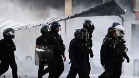 Des policiers français de la Brigade de répression de l'action violente motorisée (Brav-M), à Paris, le 1er mai 2023.