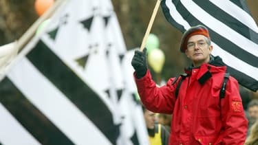 Un homme brandit un drapeau breton dans la manifestation de près de 500 personnes qui défilent à Rennes, pour la défense de l'enseignement du breton à l'école publique. (Photo d'illustration) AFP PHOTO VALERY HACHE