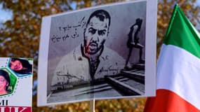Une affiche montrant le portrait du rappeur iranien Toomaj Salehi lors d'une manifestation à Istanbul (Turquie), le 26 novembre 2022.