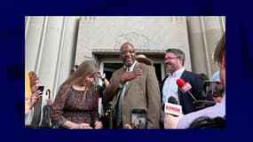 Christopher Dunn (au centre), un Américain de 52 ans, aux côtés de son épouse Kira Dunn, à sa sortie de prison à Saint-Louis, dans le Missouri, le 30 juillet 2024.