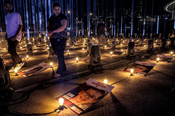 224 projecteurs de lumière en hommage aux otages du Hamas, à Jérusalem, en Israël, le 26 octobre 2023