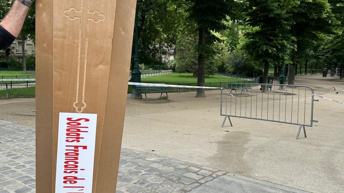 Sur les cercueils, une inscription "Soldats français de l'Ukraine" a été colée.