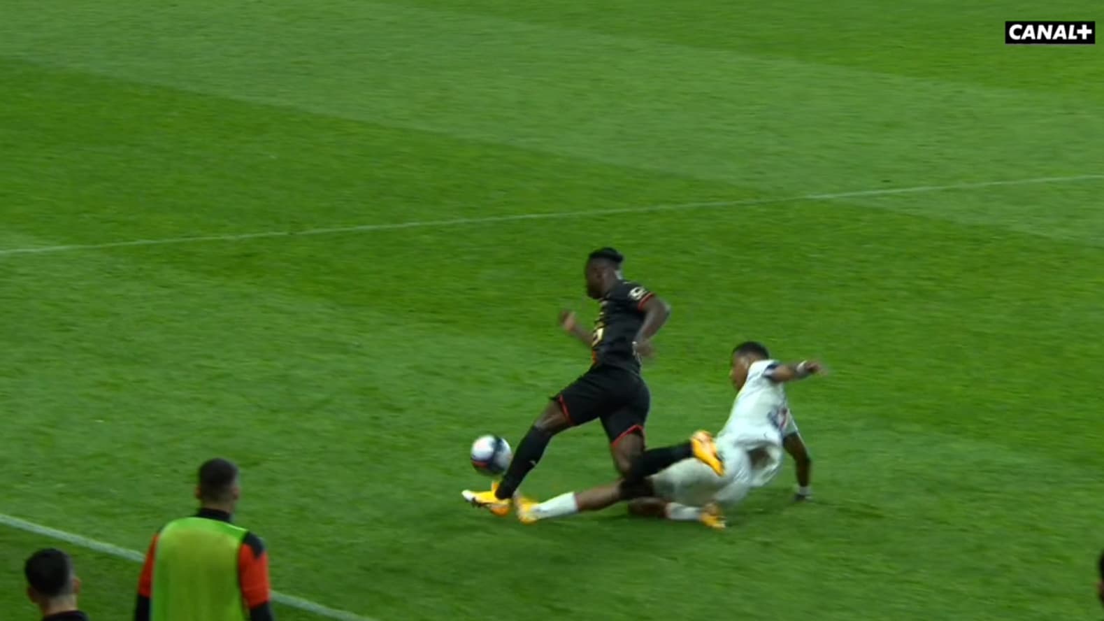 Le tacle de Kimpembe sur Doku