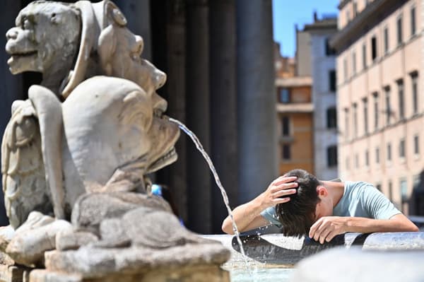 Un garçon se rafraîchit à la fontaine de la Piazza della Rotonda à Rome le 11 juillet 2023.