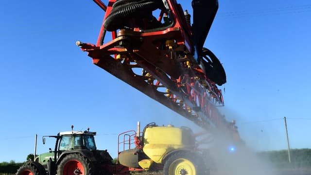 Epandage de pesticides.