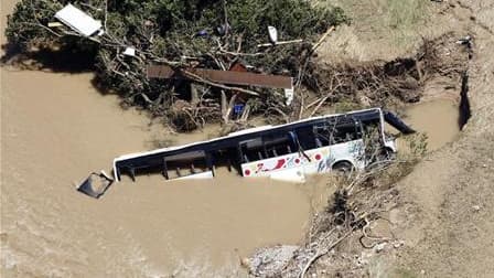 Un autocard dans la Nartuby à Draguignan. La situation s'améliorait sensiblement dans le Var samedi, quatre jours après les intempéries ayant provoqué la mort de 25 personnes dans des zones exposées aux risques d'inondations. /Photo prise le 18 juin, 2010