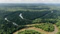 Vue aérienne de la rivière Mana dans la forêt amazonienne, le 12 octobre 2017 en Guyane française. 