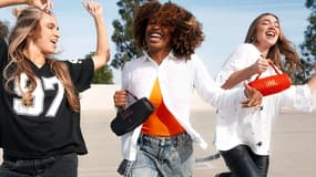 Avec l’enceinte portable JBL Charge 6, vous allez mettre de l’ambiance lors de toutes vos sorties !