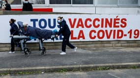 Une femme est transportée au centre de vaccination anti-Covid du Groupe hospitalier Sud Ile-de-France à Melun le 8 février 2021
