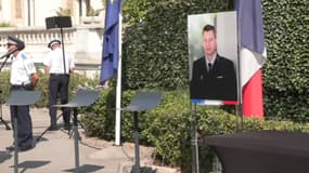 Le portrait de l'adjudant Comyn, tué le 26 août à Mougins, lors d'un hommage à Mandelieu-la-Napoule le 28 août 2024.