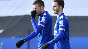 L'attaquant de Leicester City, Jamie Vardy (g) et le milieu de terrain James Maddison, buteurs contre Liverpool, lors du match de Premier League à domicile, le 12 février 2021