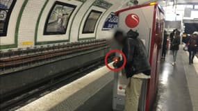 Au milieu des voyageurs, des toxicomanes fument du crack sur le quai d'une station de métro.