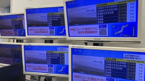 Programme télévisé sur l'impact du tsunami provoqué par le tremblement de terre de la péninsule du Kamchatka sur le Japon, à Tokyo le 30 juillet 2025.